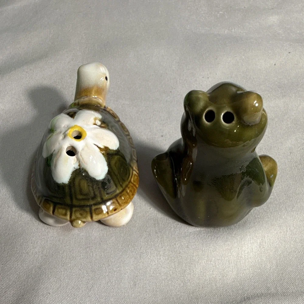 Vtg Ceramic Green Frog & Turtle Salt and Pepper Shakers Set White Daisy Flower